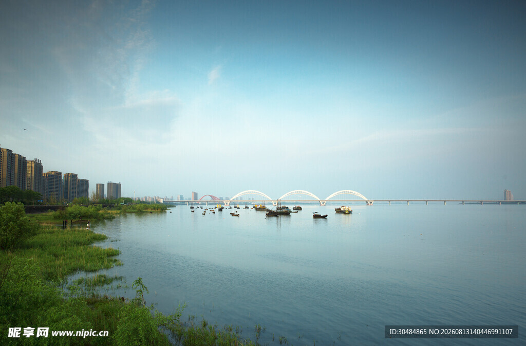湖畔船只与城市天际线景观