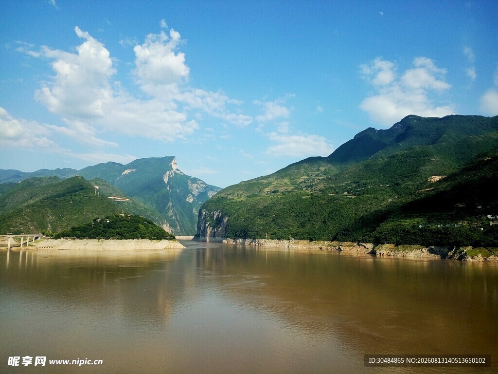 青山碧水间的宁静湖泊