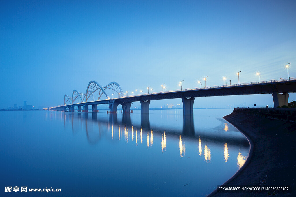 夜幕下的跨海大桥美景