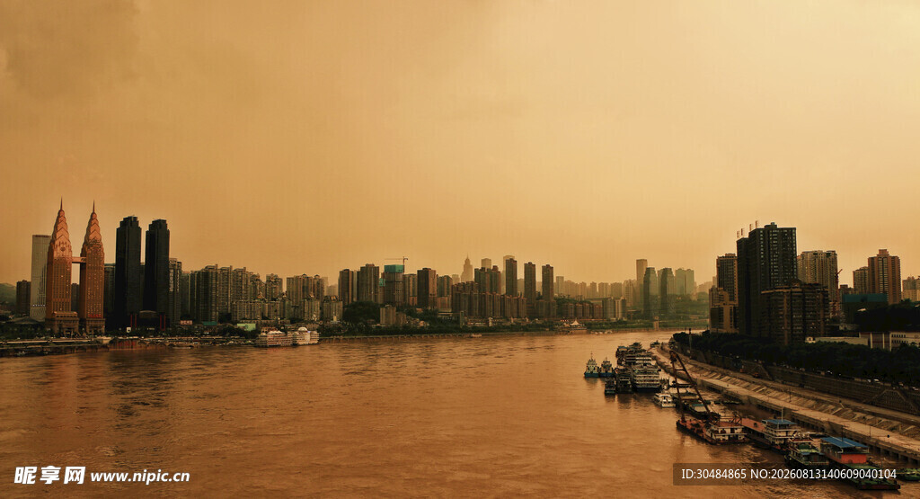黄昏下的城市江畔景观
