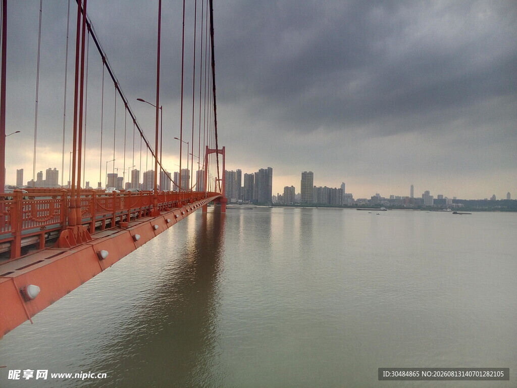 黄昏下的红色大桥与城市景