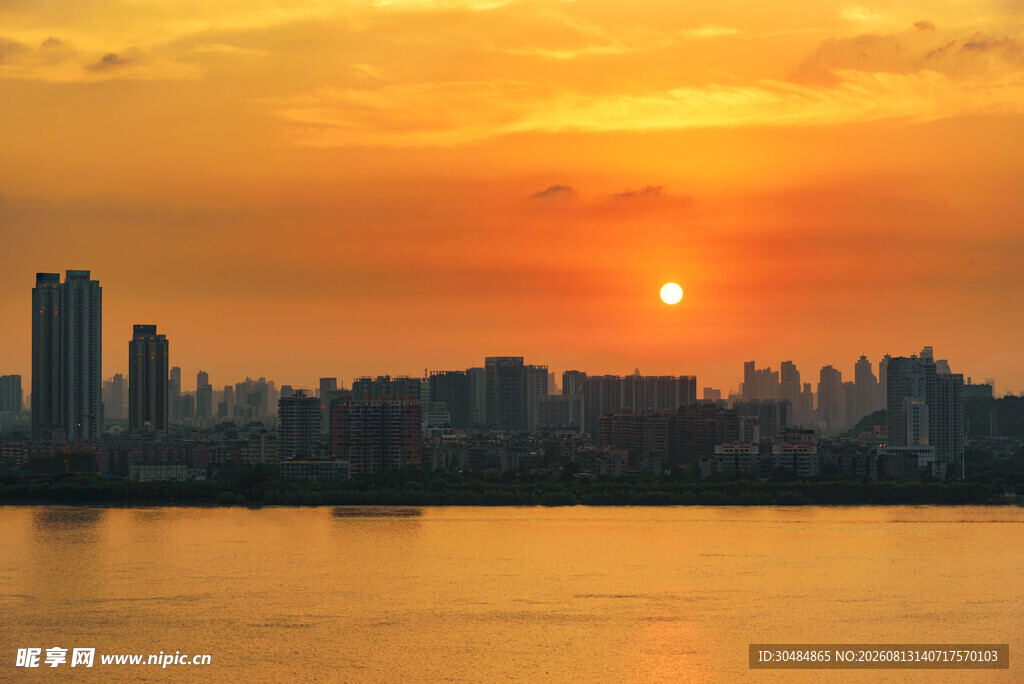城市江畔壮丽日落景观