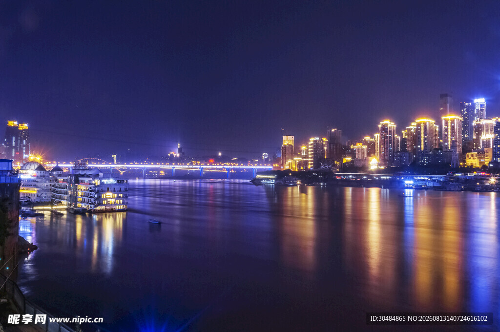 城市江畔璀璨夜景