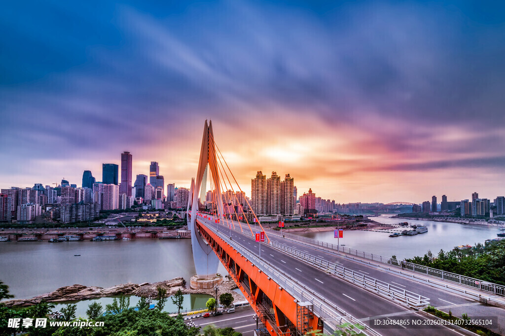 城市黄昏跨江大桥美景