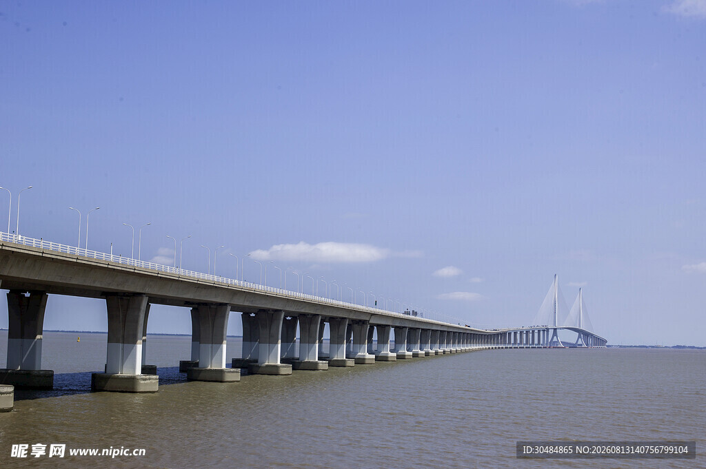 跨海大桥横跨广阔海面