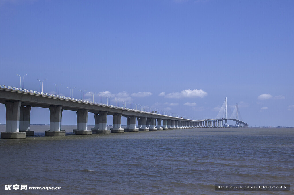 跨海大桥横跨广阔海面