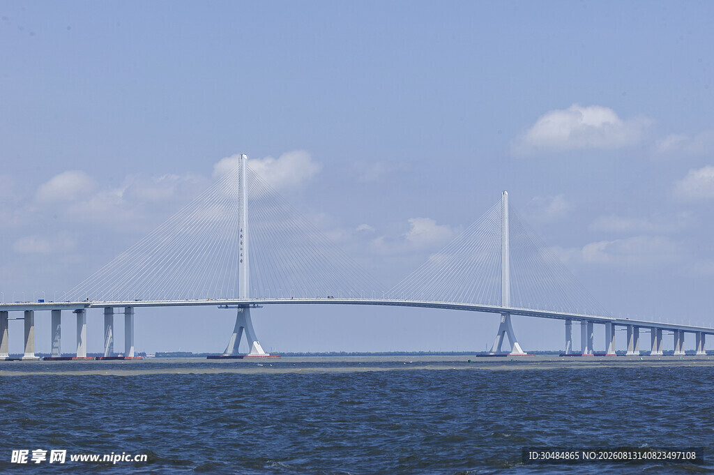 跨海大桥横跨广阔海面