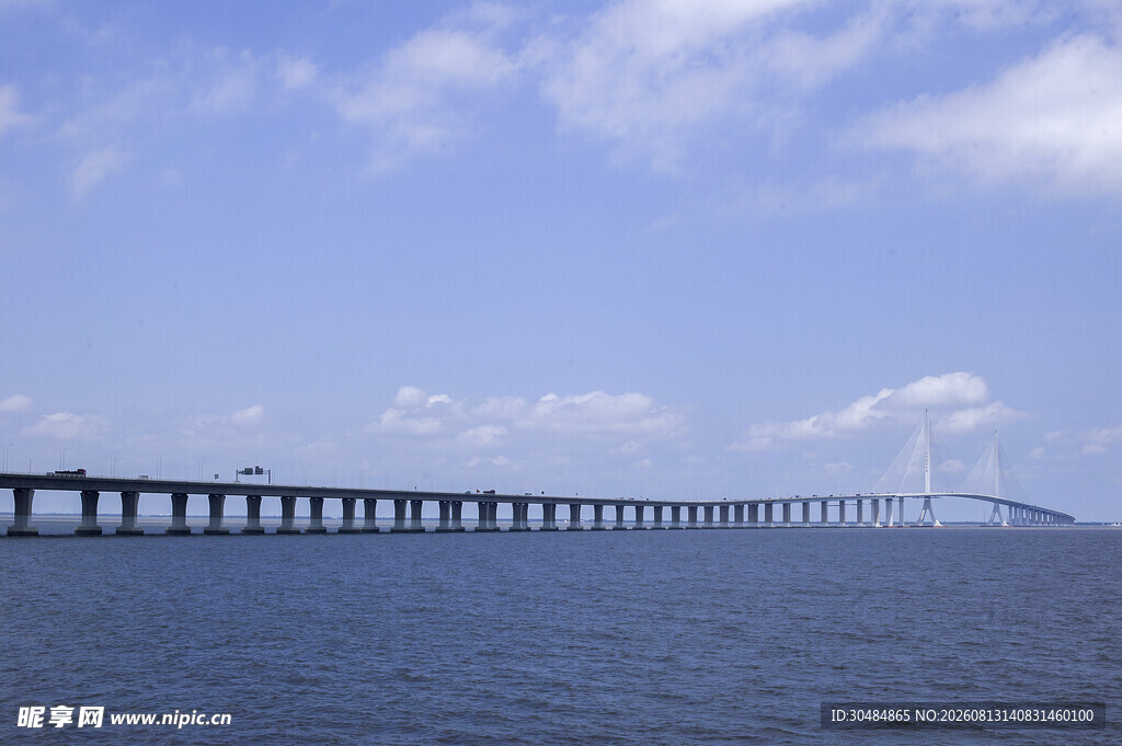 海上长桥横跨蓝天碧海