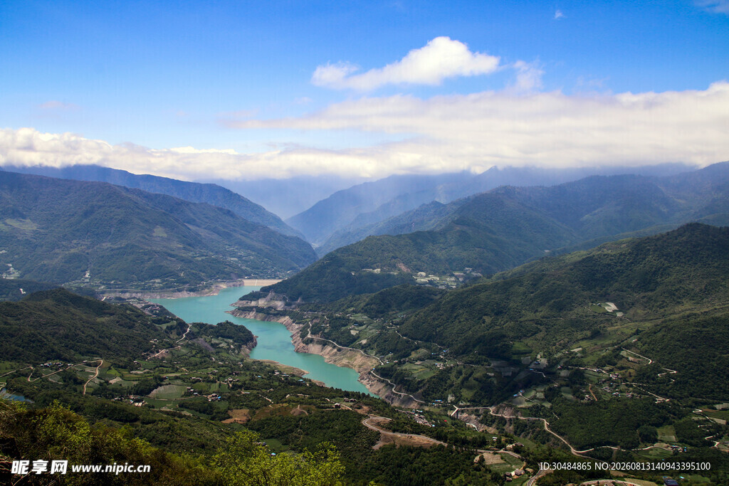 山间碧湖美景