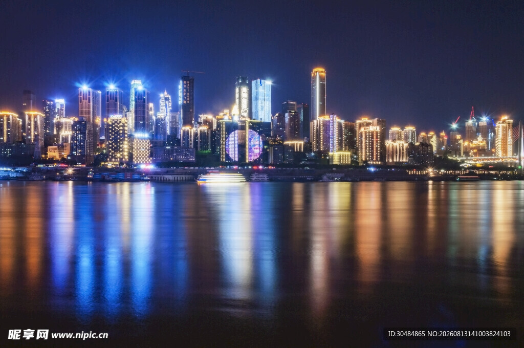 城市夜景水面倒映璀璨灯火