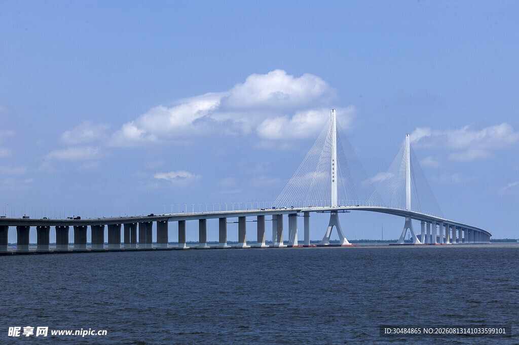 跨海大桥横跨蔚蓝海面