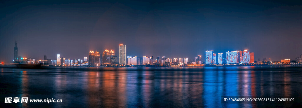 城市夜景下的璀璨水面