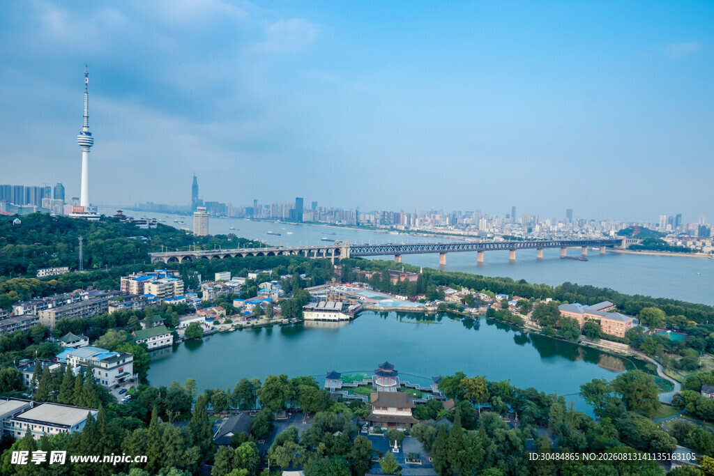 城市湖畔美景俯瞰