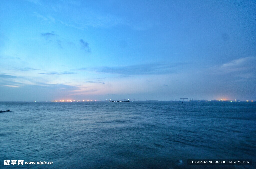 海边暮色下的宁静海洋