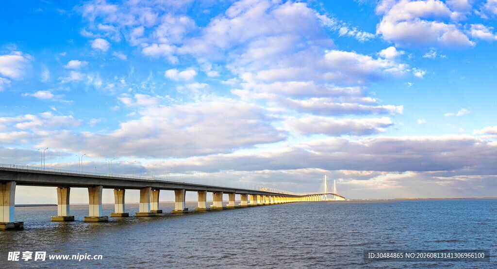 海上长桥横跨蓝天碧海