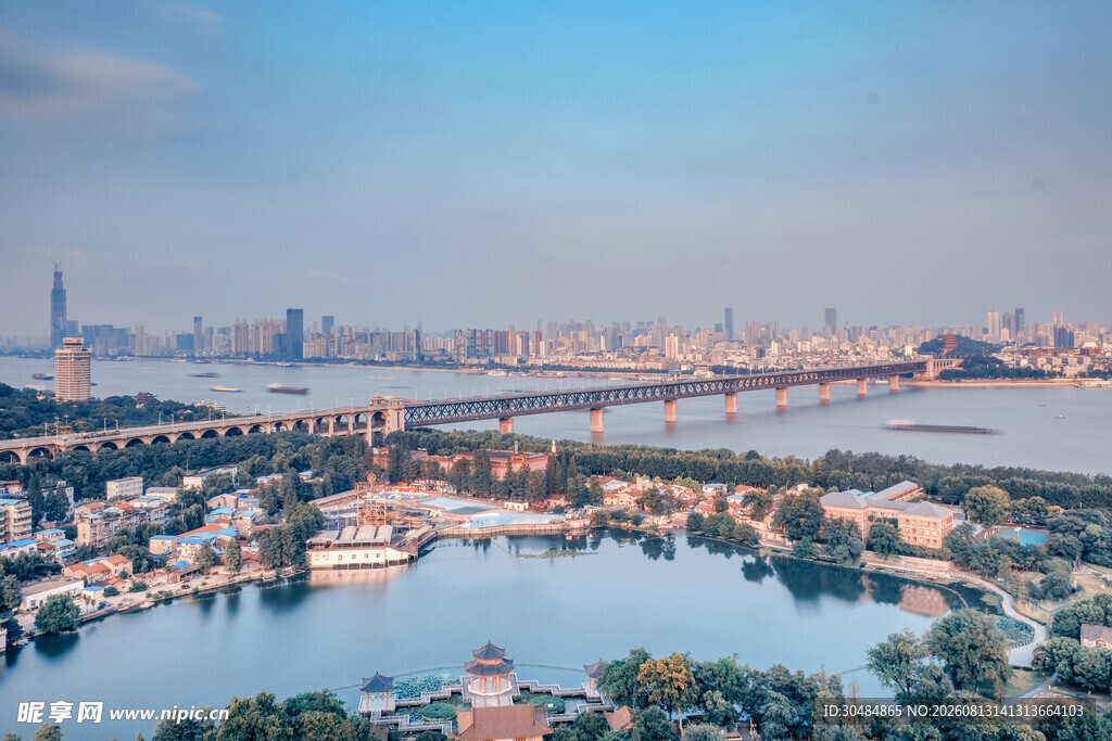 城市河畔风光俯瞰图