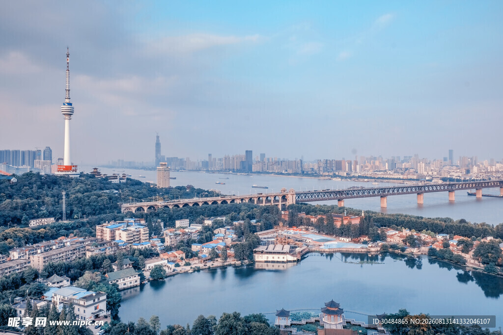 城市湖畔全景风光