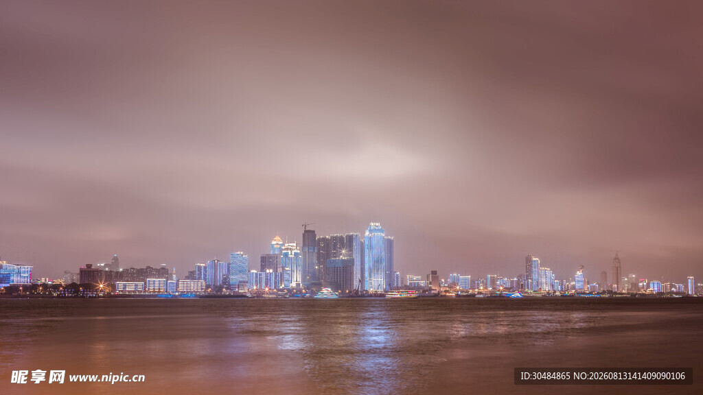 城市夜景璀璨灯火映江面