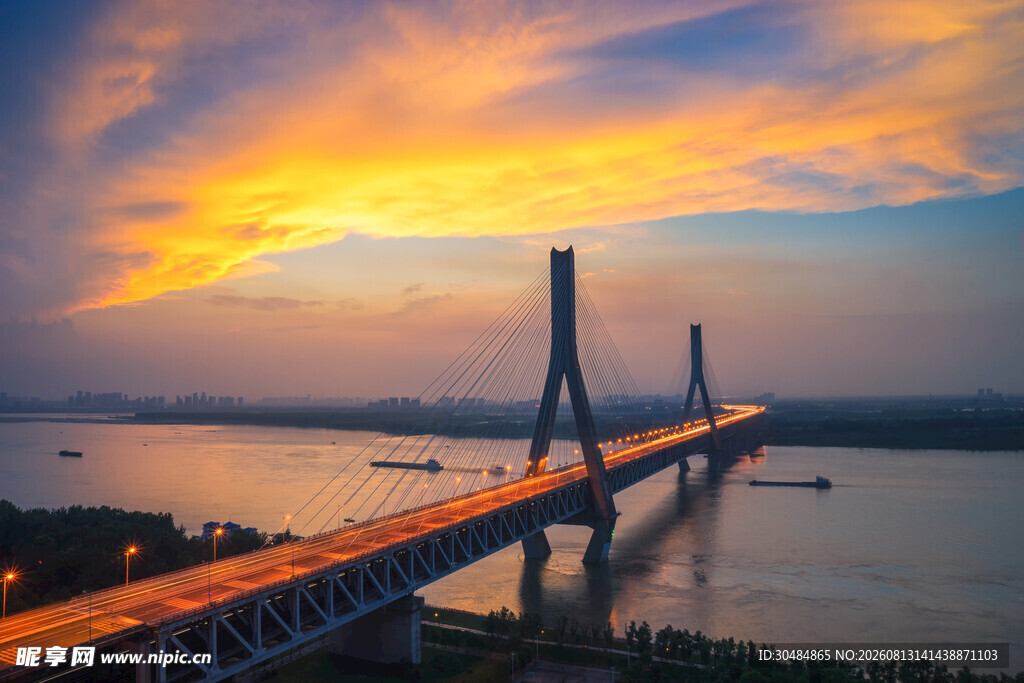 夕阳下的跨江大桥美景