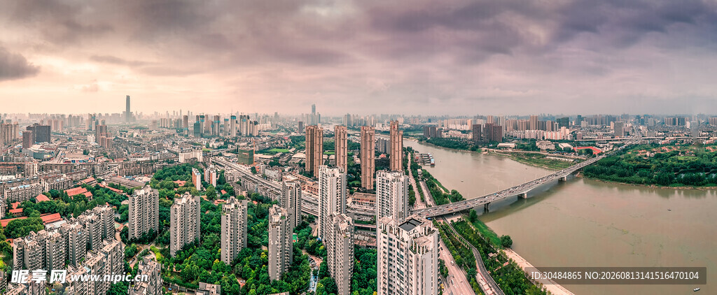 城市天际线与河畔景观