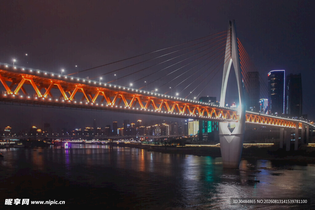 璀璨夜景下的现代桥梁