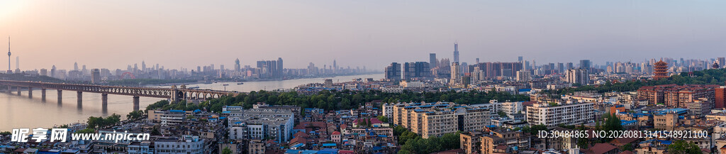 城市天际线黄昏美景