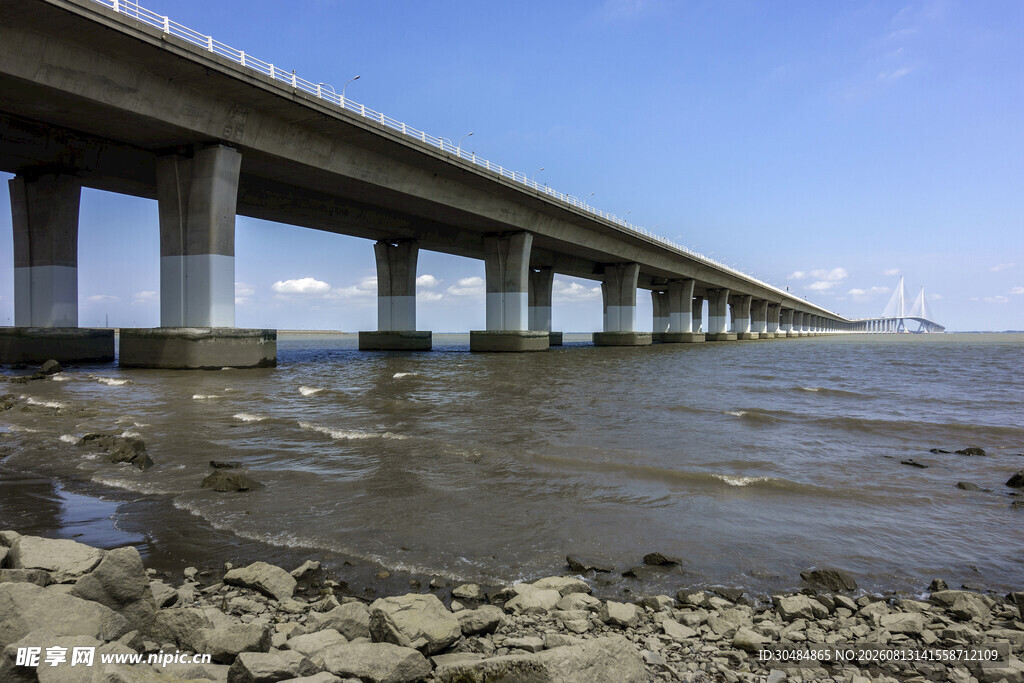 跨海大桥横跨广阔水域