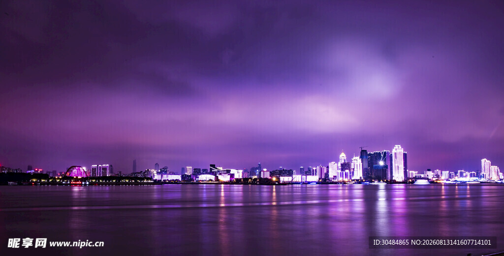 紫色夜幕下的城市水岸风光