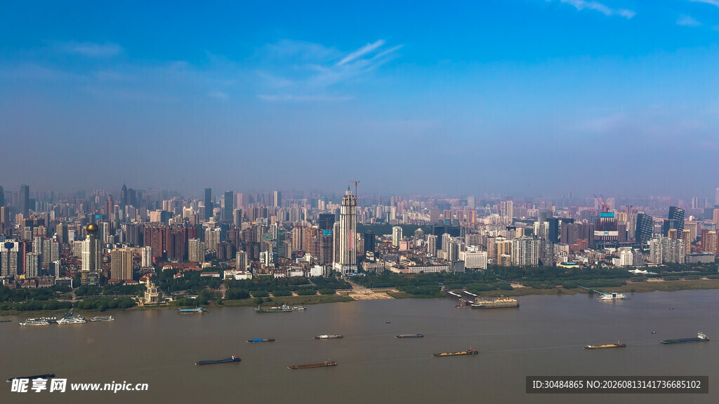 城市天际线与宽阔水域景观