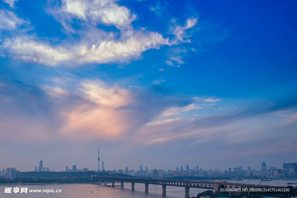 城市河畔桥梁与绚丽天空
