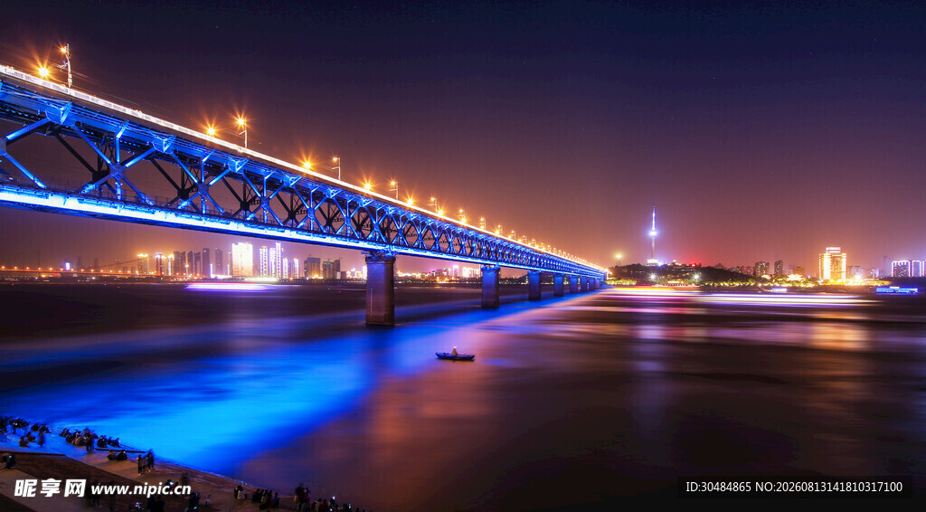 夜晚璀璨大桥横跨江面