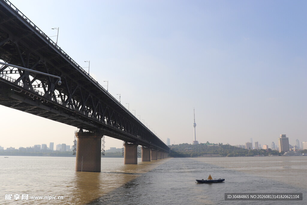 江上大桥与远处城市景观