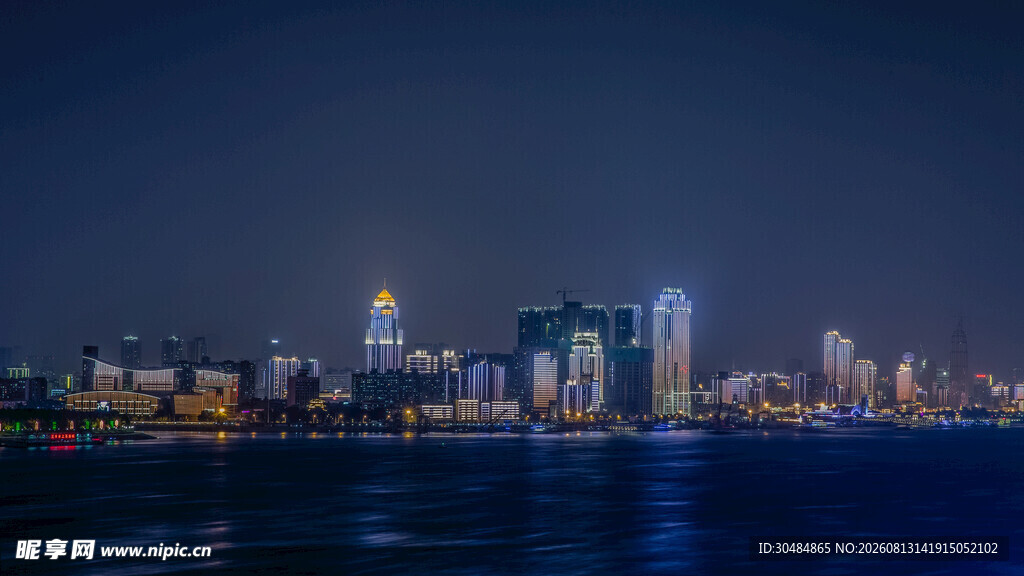 城市夜景璀璨的水岸风光