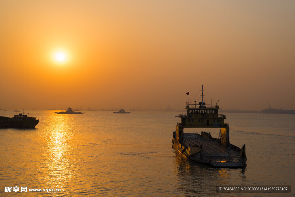 夕阳下的海面与停泊船只