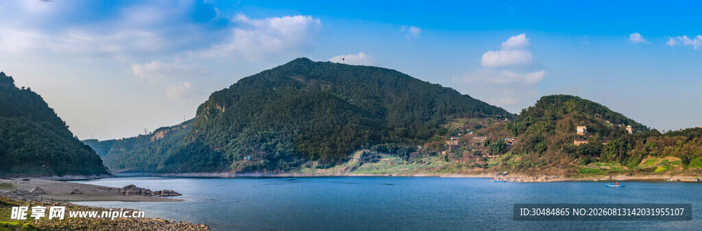 山水相依的美丽自然景观