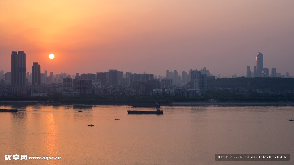夕阳下的城市河畔美景