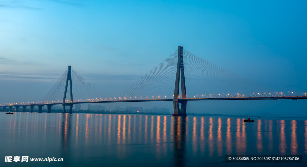 跨海大桥夜景映照海面