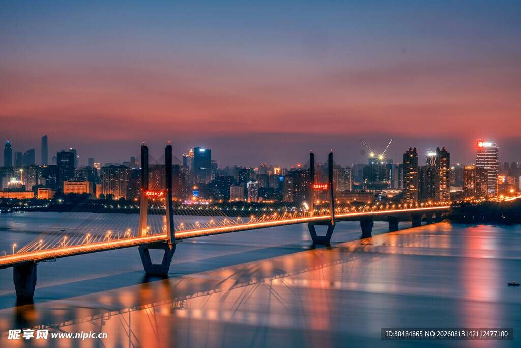 城市黄昏下的桥梁夜景