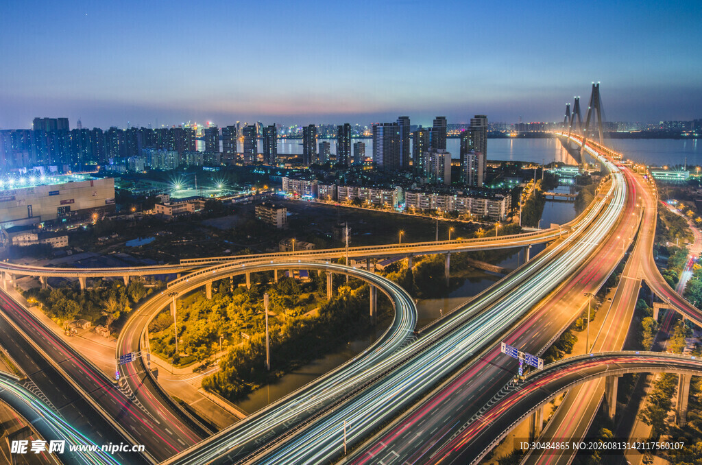 城市立交桥夜景俯瞰图