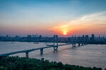 夕阳下的城市跨江大桥