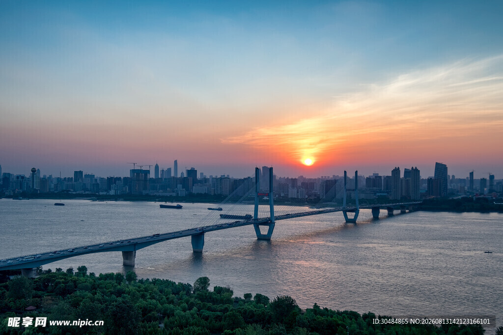 夕阳下的城市跨江大桥