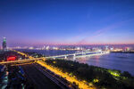城市夜景中的桥梁与道路