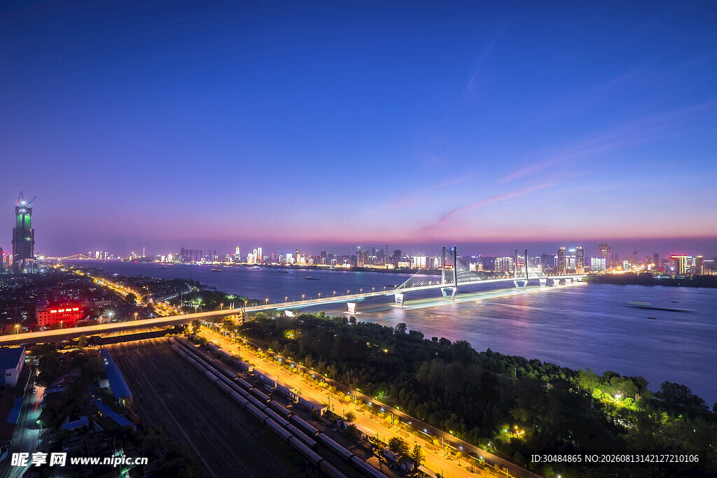 城市夜景中的桥梁与道路