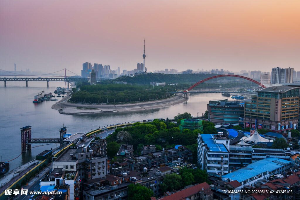 城市河畔黄昏美景