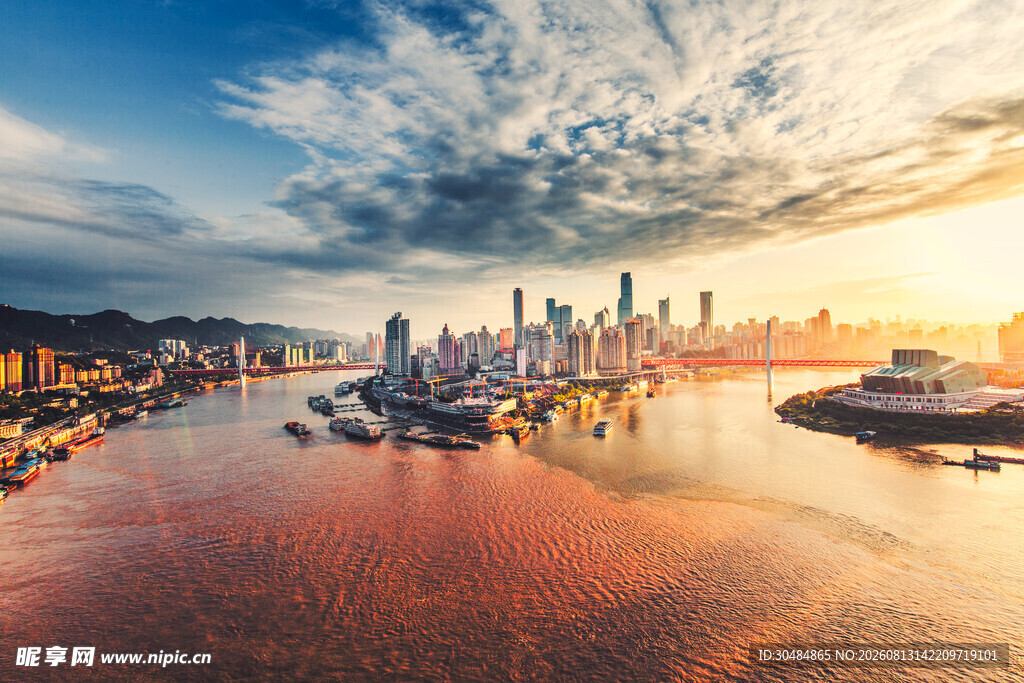 夕阳下的城市江畔美景