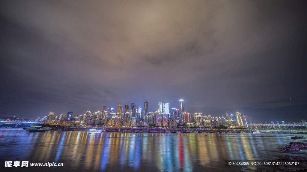 城市夜景璀璨灯光倒影