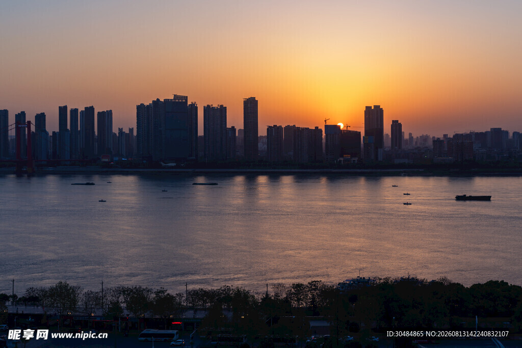 夕阳下的城市江畔美景