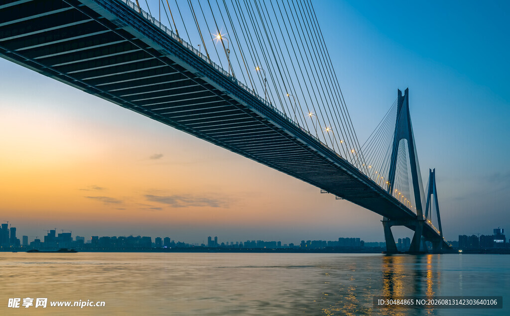 夕阳下的跨江大桥美景