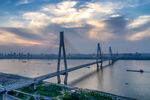 壮丽大桥横跨波光水面