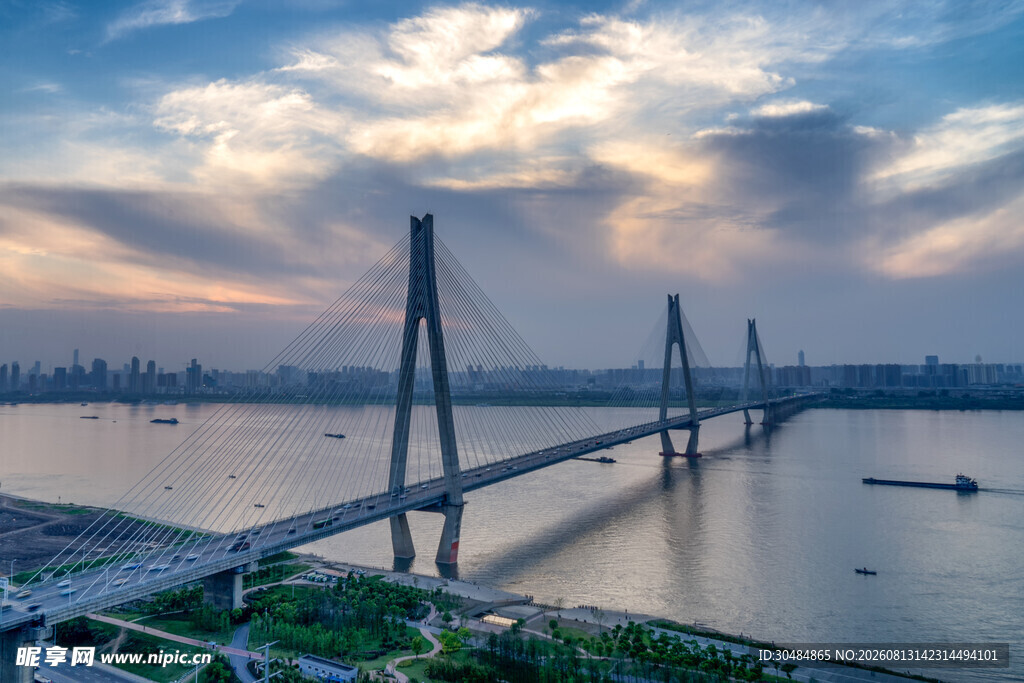 壮丽大桥横跨波光水面